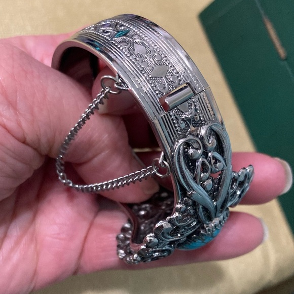 Vintage Turquoise Glass Oval Cabochon Fancy Silvertone Hinge Bangle Bracelet - Picture 7 of 16